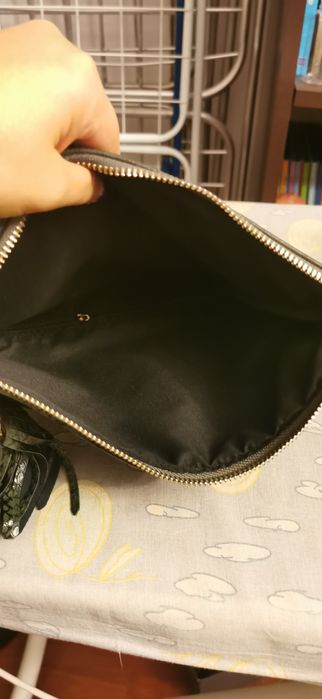 Mala tiracolo verde com alça com corrente dourada