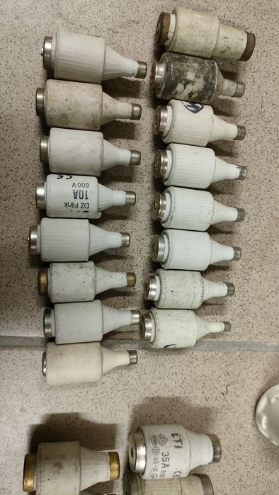 Bezpieczniki elektryczne topikowe 10A i 35A