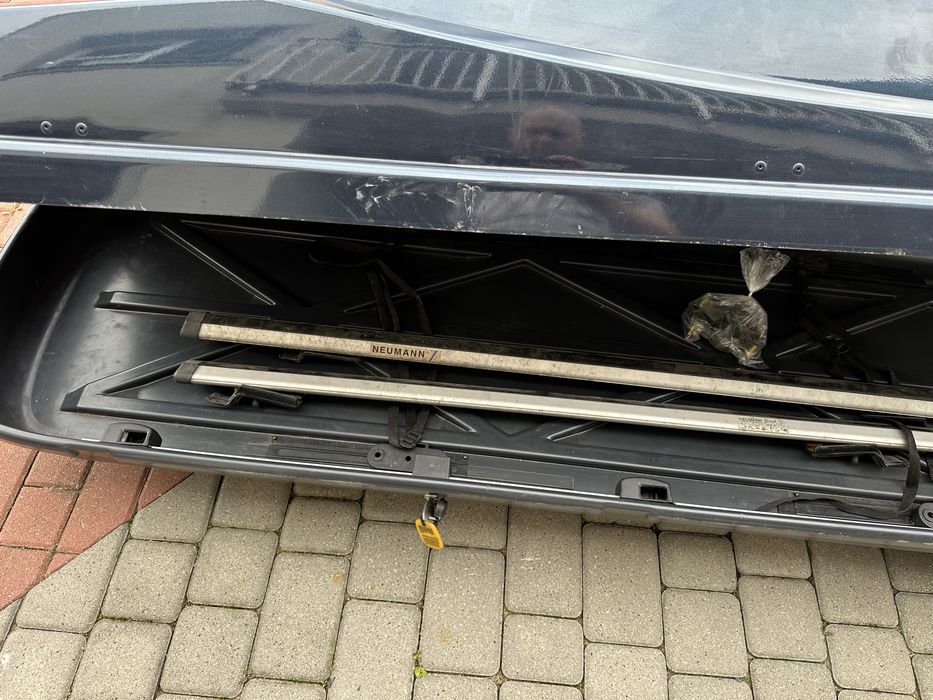 Box dachowy z belkami na relingi