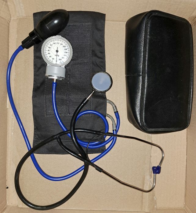 Ciśnieniomierz, stetoskop, etui