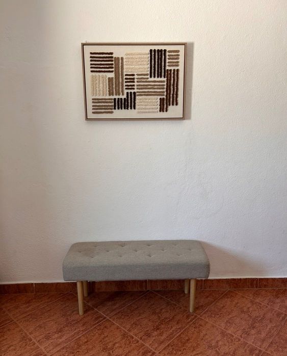 Conjunto quadro/tela decorative em relevo e banco/banqueta pousa pousa pés