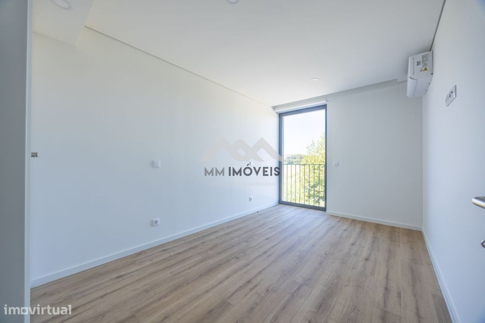 Apartamento T1 Novo |  Polo Universitário  | S. João | Varanda | Garag