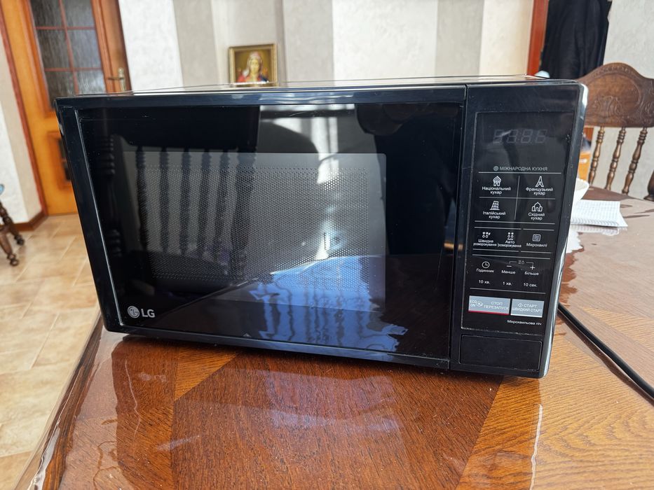 Мікрохвильова піч LG MS2042DB