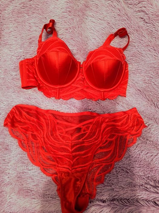 Дуже ефектний червоний набір George 75В низ S