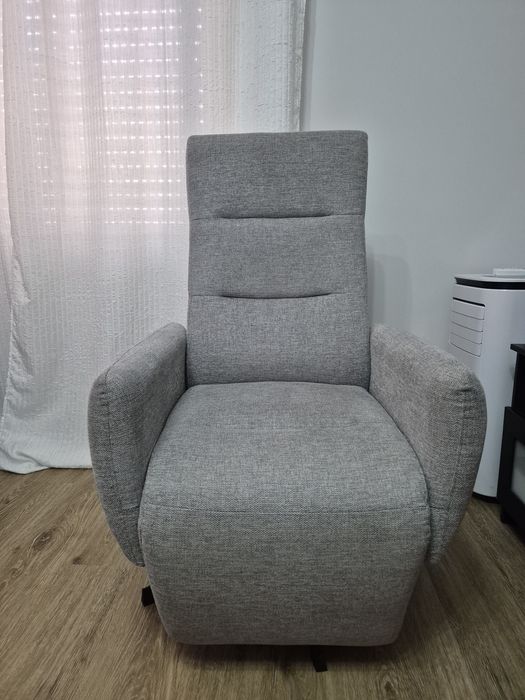 Poltrona cinzenta reclinável