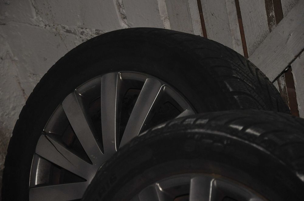 Felgi stalowe z oponami zimowymi z czujnikami ciśnienia
