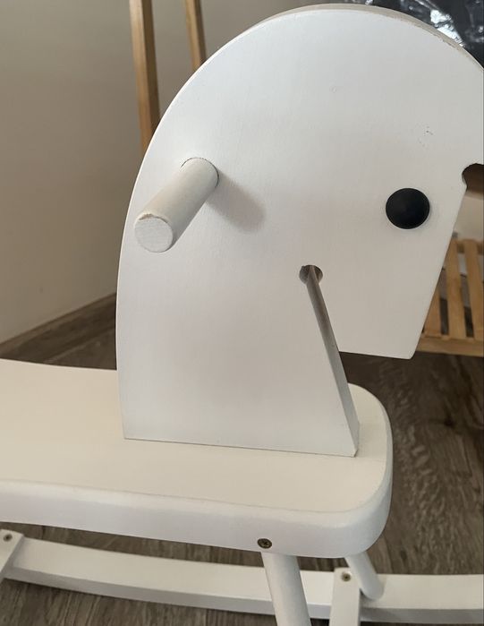 Drewniany konik na biegunach biały