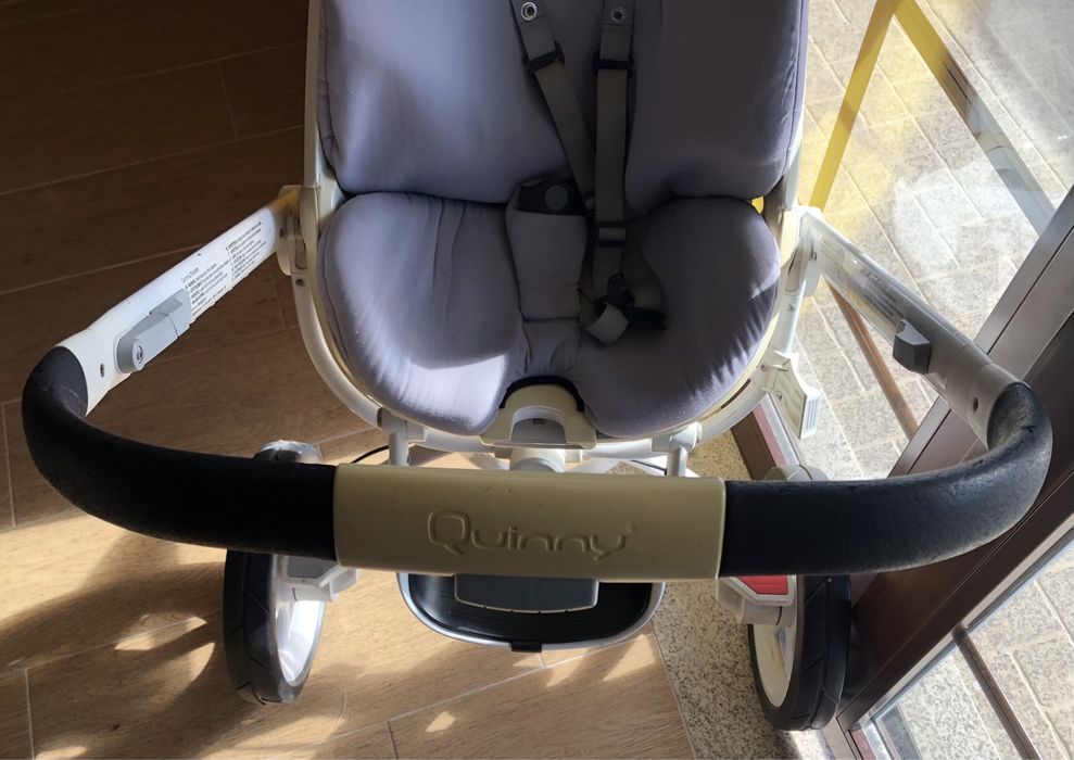 Carrinho Quinny com algumas marcas de uso