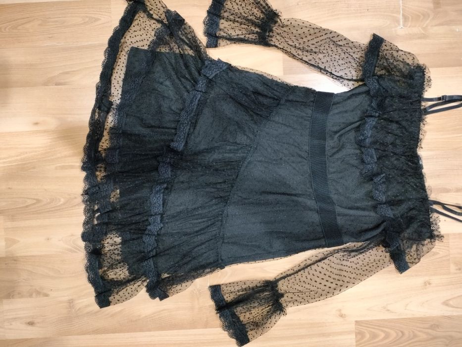 Sukienka z przezroczystymi rekawkami