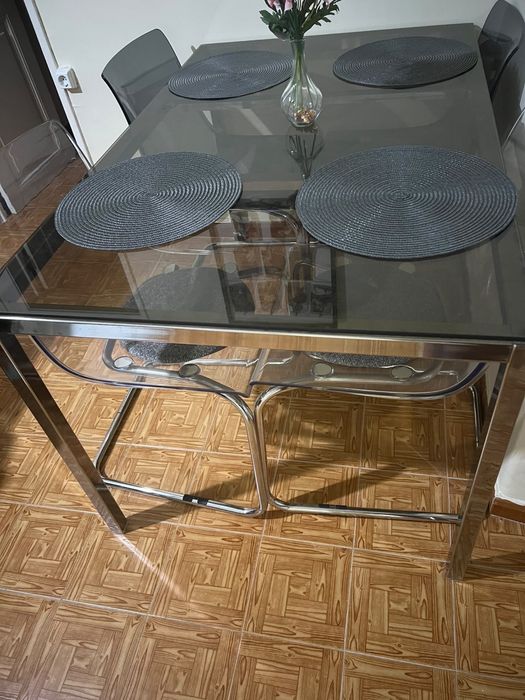 Vendo mesa de vidro com 4 cadeiras