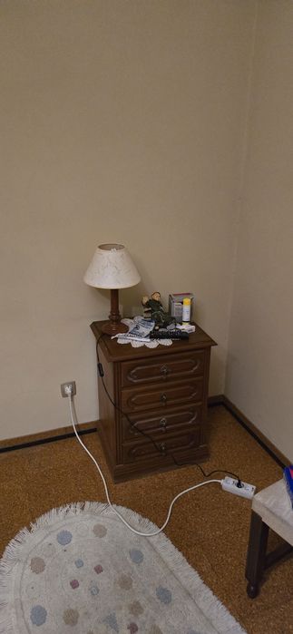 Comoda com espelho, mesas de cabeceira e 3 cadeiras de quarto