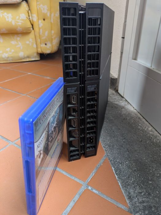 PlayStation 4 com 1 comando e 2 jogos