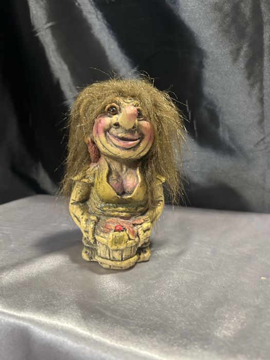 Figurka trolla kobieta z dużym dekoltem i drewnianym wiadrem
