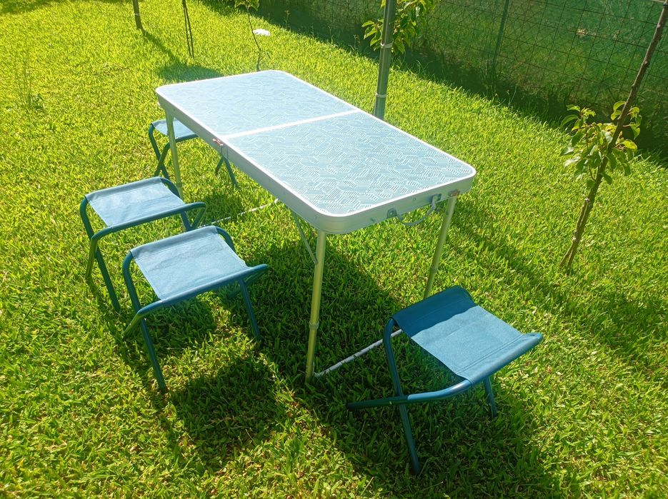 Mesa dobrável com bancos