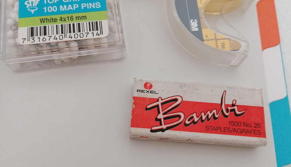 Canetas+bloco B5+agrafes+separadores + outros, lote todo por 5€