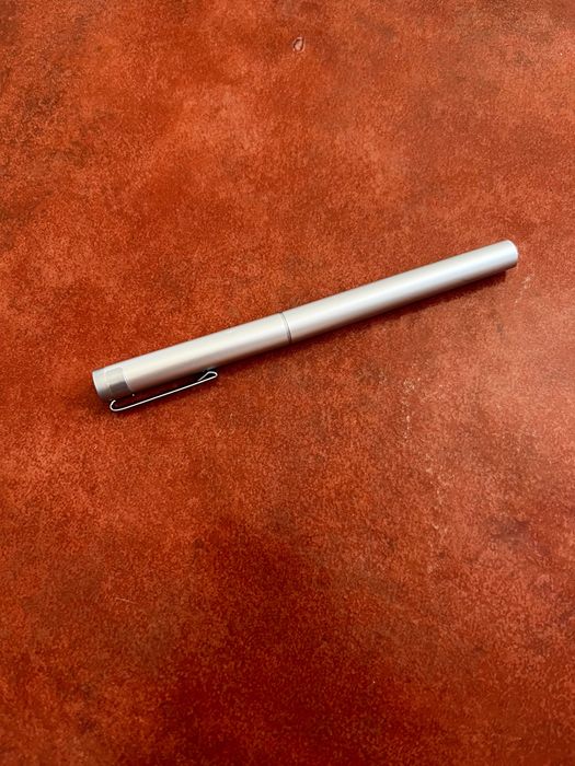 Caneta de aparo MUJI - alumínio cromado
