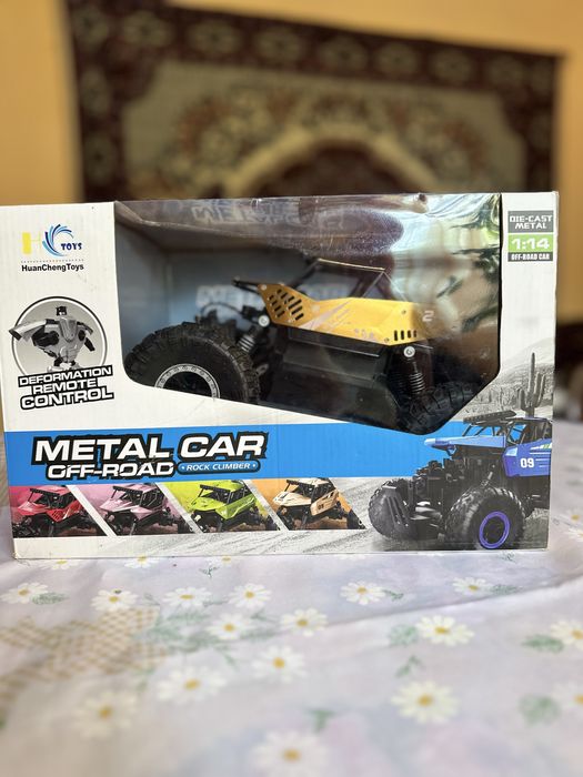 Металева машинка на пульті