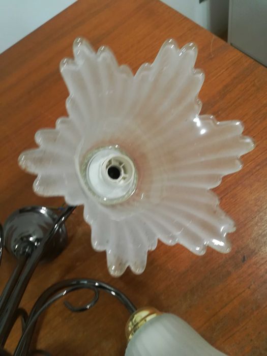 Lampa sufitowa pięcioramienna z białymi kloszami