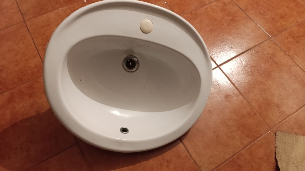 Lavatório de WC com tampo de encaixe em pedra