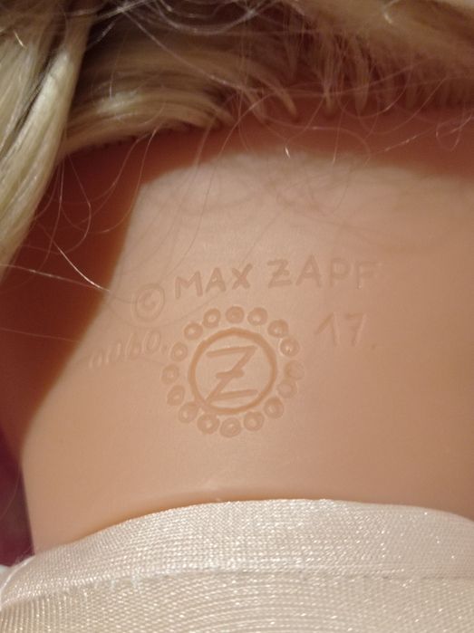 Гарненька,велика лялька-MAX ZAPF