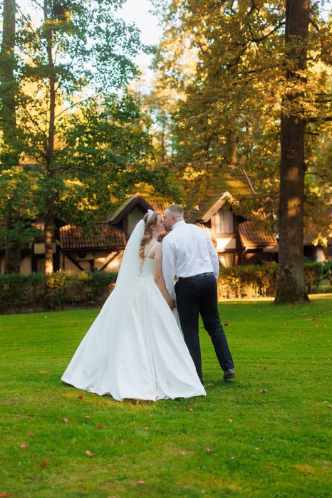 Весільна сукня з неперевершеним шлейфом