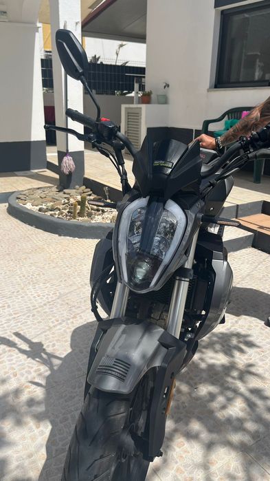 Vendo mota UM xtreet RS 125cc