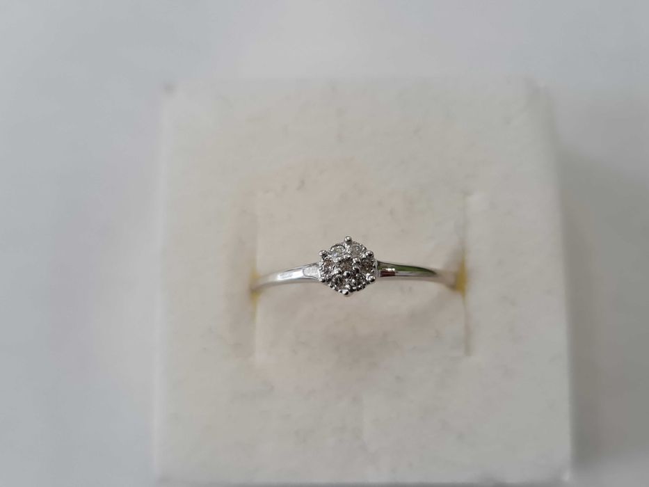 Złoty pierścionek/ 585/ 1.17 gram/ R13/ 7 brylantów