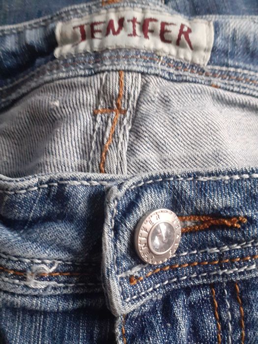 Dżinsy z haftami na kieszeniach