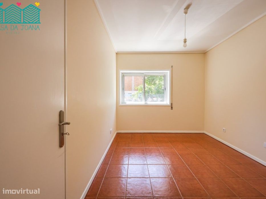 Apartamento T3 com Garagem Fechada em Esgueira