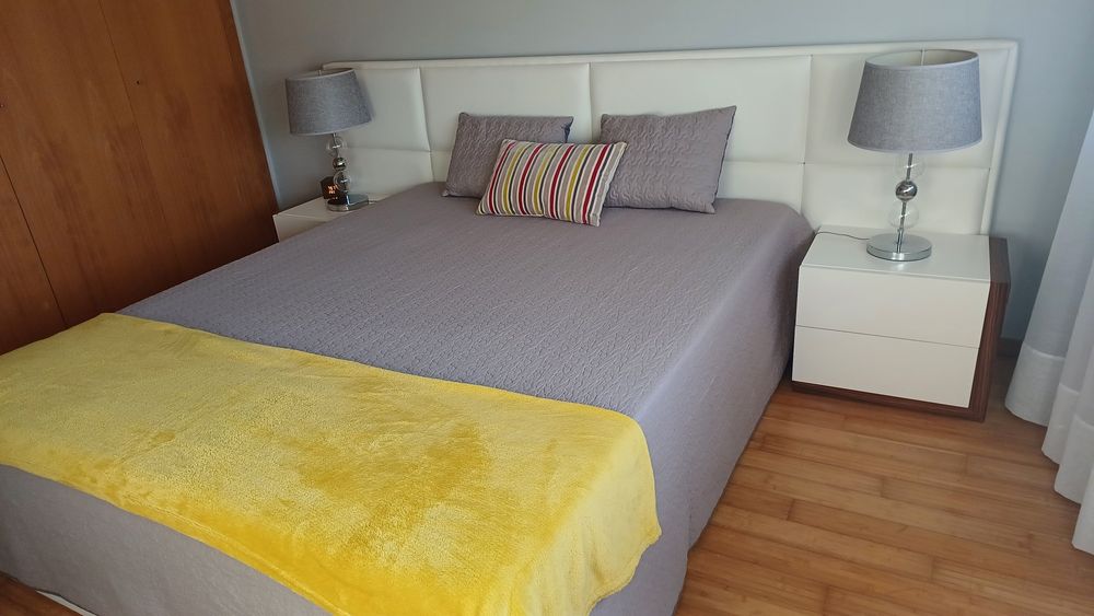 Cama estofada em polipele branca