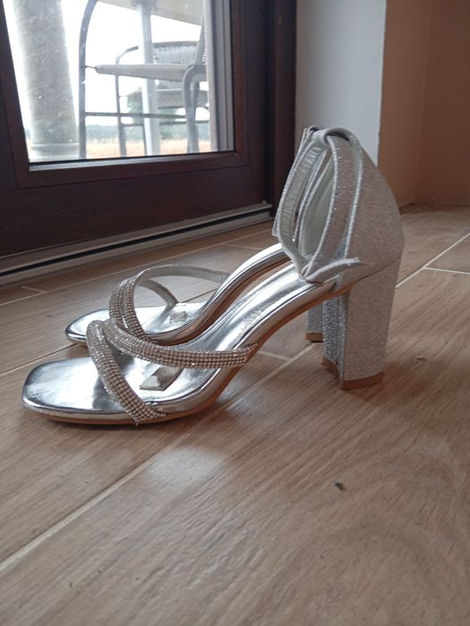 Sandały na słupku r. 38