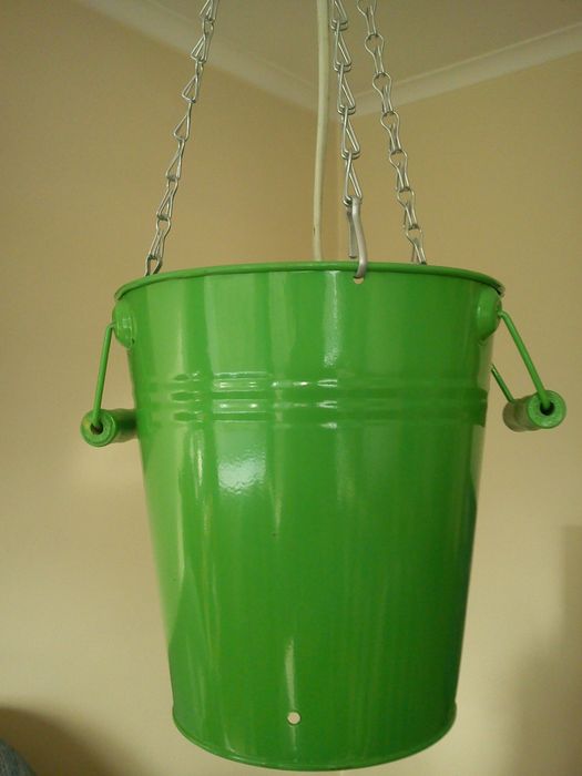 Lampka z wiaderka na balkon werandę