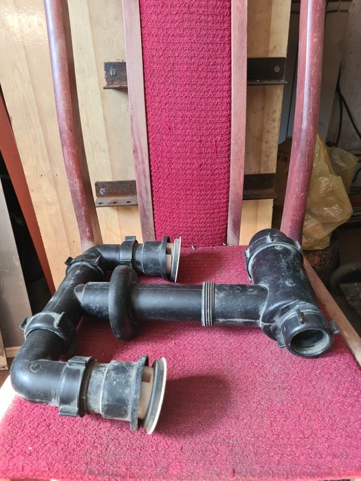 Stary plastikowy syfon z dawnych lat nieużywany