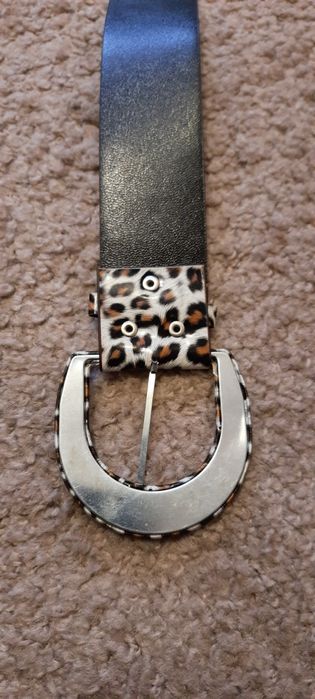 Pasek w cętki damski.