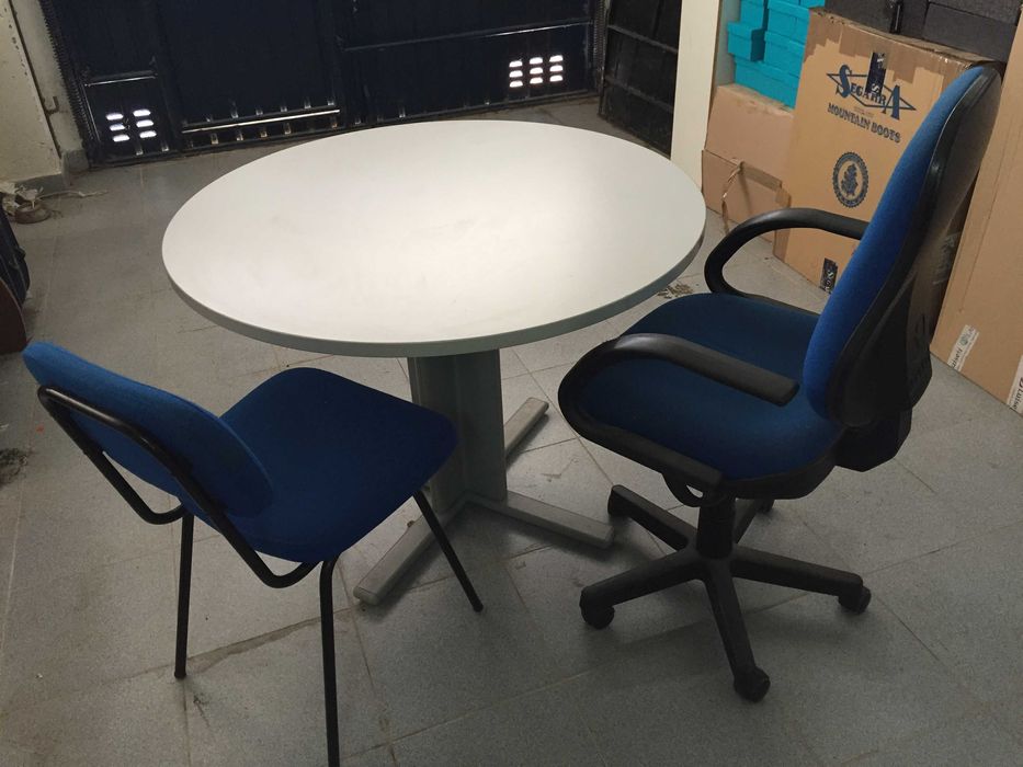 Mesa de Reunião e Cadeiras