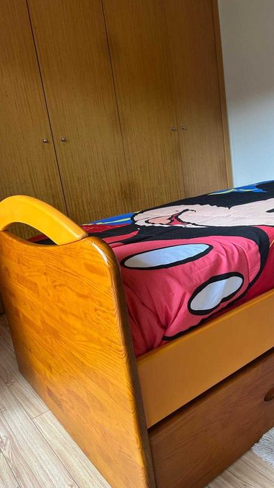 Quarto completo em madeira (Cama + Secretaria + Estante)