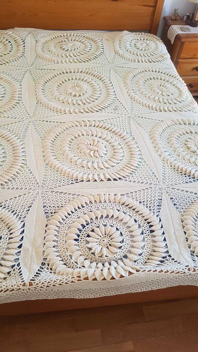 Colcha em crochet  branca  antiga feita a mao