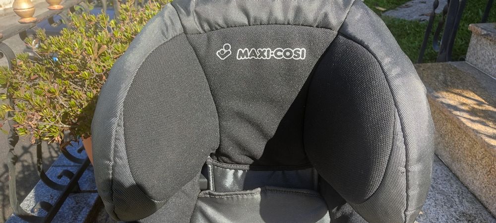 Cadeira Auto bebé cor cinza e preta