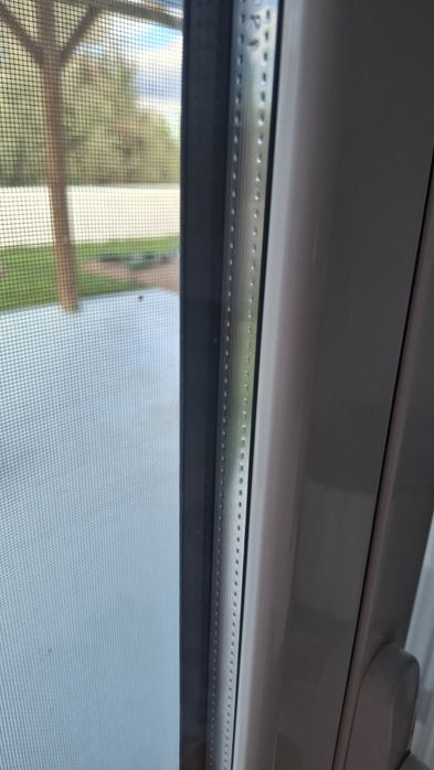 Caixilharia branca vidro duplo com 1 ano de uso