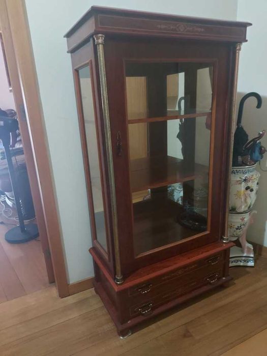 Vitrine Clássica com Detalhes Dourados