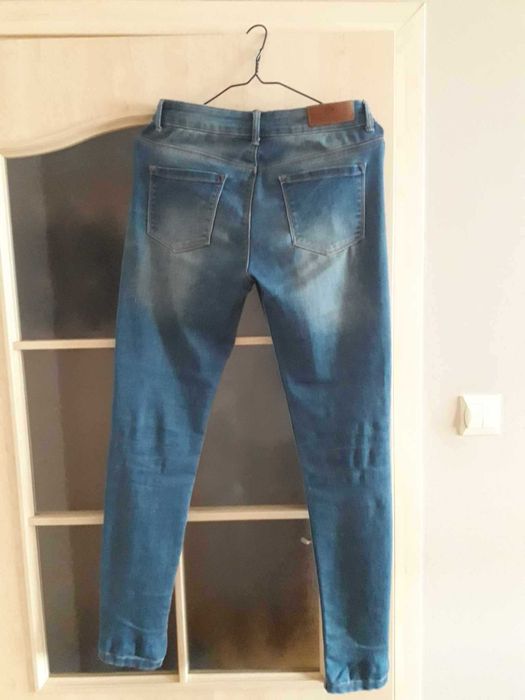 Jeansy skinny z dziurą