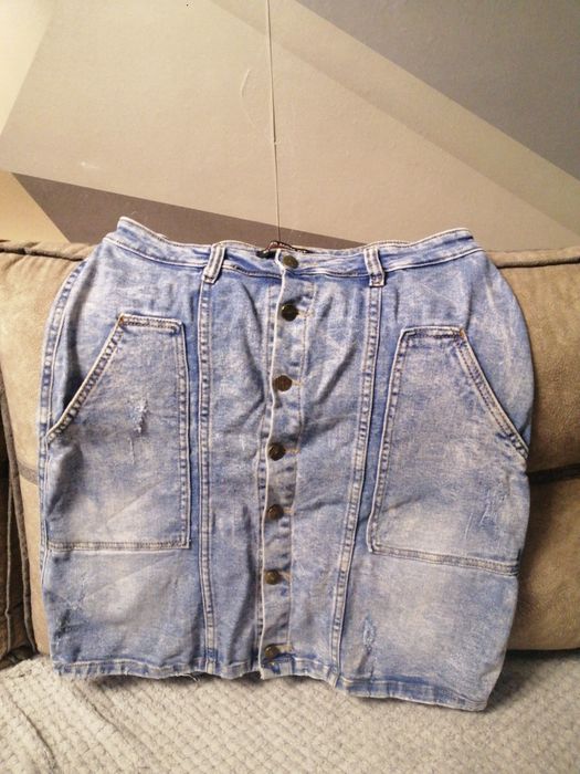 Джинсова спідниця з ефектом виварювання (acid wash або stonewash) .