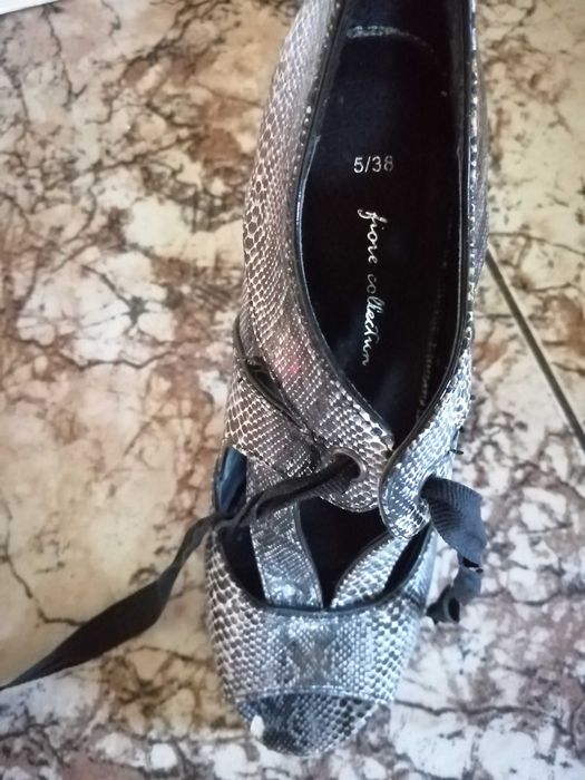 Wężowe sandałki na platformie