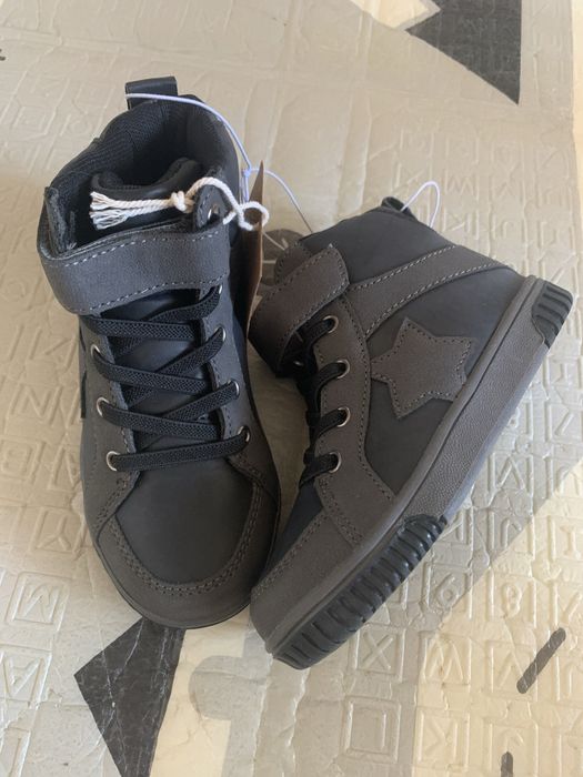 Дитячі нові кросівки