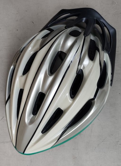 kask rowerowy z daszkiem S/M 52-58 cm srebrny