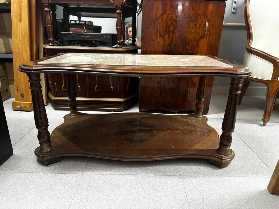 Mesa de centro com tampo em mármore