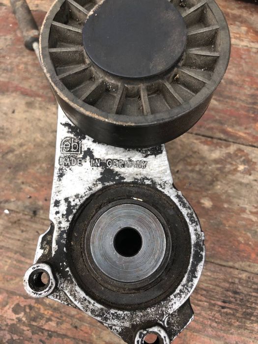 Натягувач ременя Mercedes W124 M102