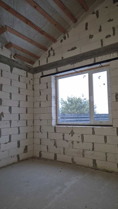 Будинок 130 м² на 9,27 сотки серед сосен — централізовані комунікації, покращена комплектація, огороджена територія