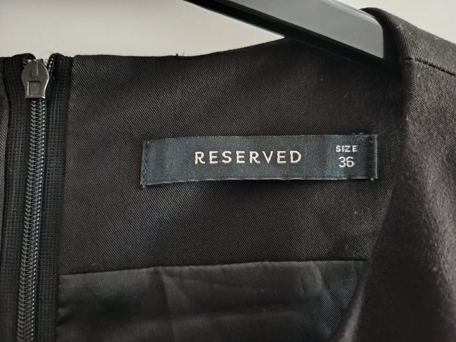 Czarna biurowa sukienka Reserved
