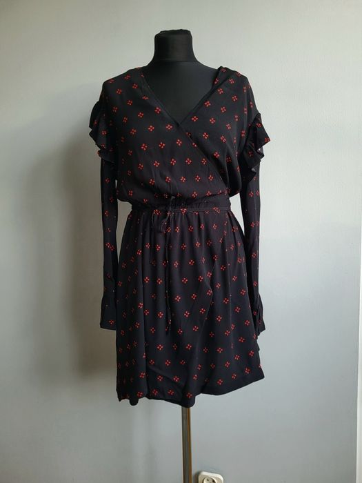 Sukienka w czerwony karciany wzór z falbankami wiązana z tyłu